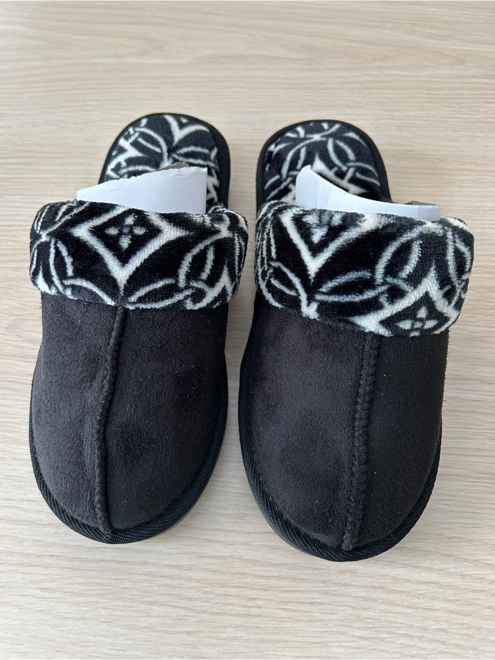 Vera Bradley Women's Black Cozy Slip-On Slippers, size small